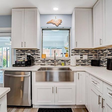 Poolside Bungalow With Fire Pit Fun And King Suite Charlotte Bagian luar foto