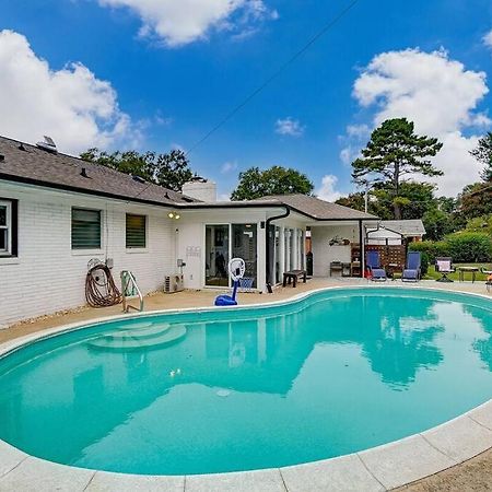 Poolside Bungalow With Fire Pit Fun And King Suite Charlotte Bagian luar foto
