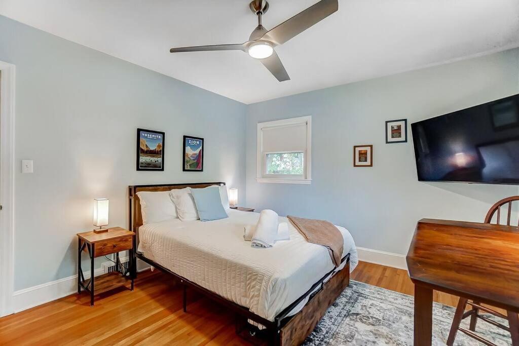 Poolside Bungalow With Fire Pit Fun And King Suite Charlotte Bagian luar foto