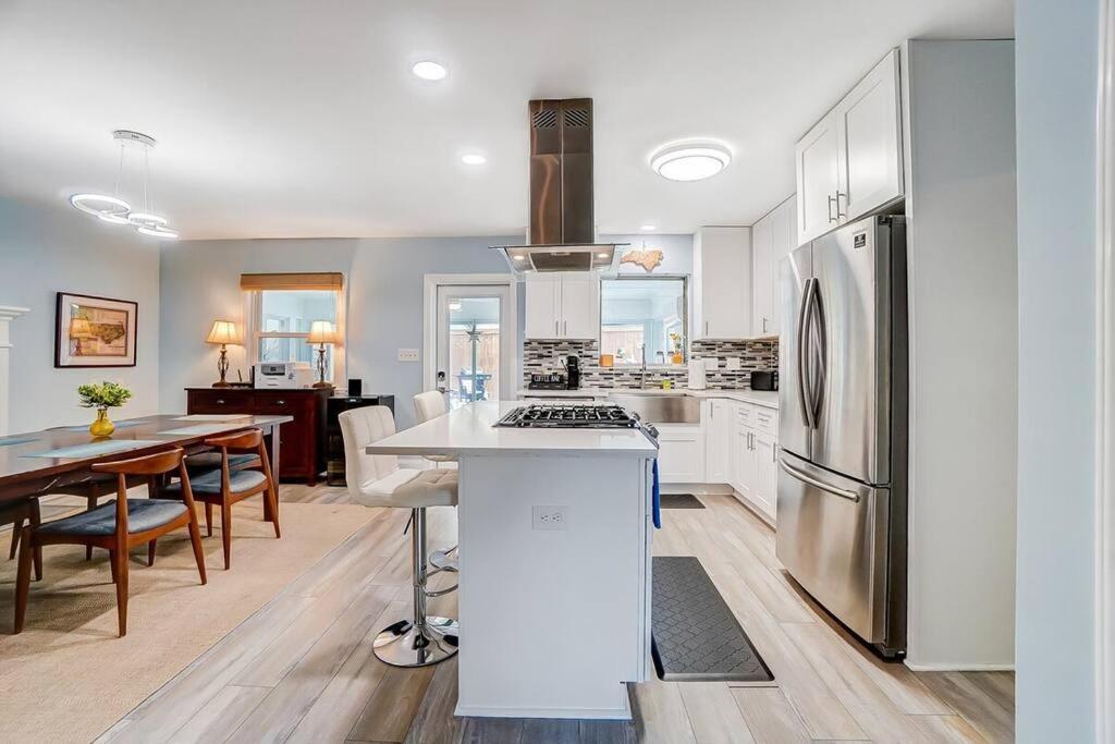 Poolside Bungalow With Fire Pit Fun And King Suite Charlotte Bagian luar foto