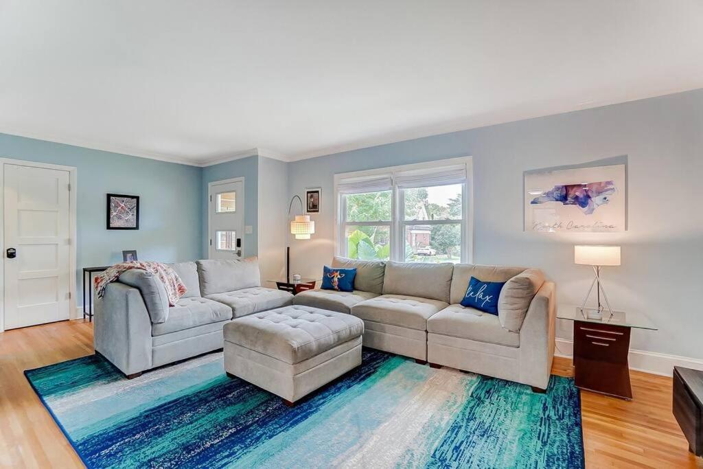 Poolside Bungalow With Fire Pit Fun And King Suite Charlotte Bagian luar foto