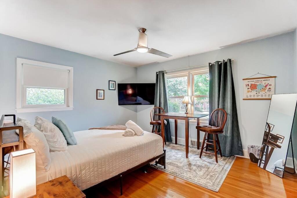 Poolside Bungalow With Fire Pit Fun And King Suite Charlotte Bagian luar foto