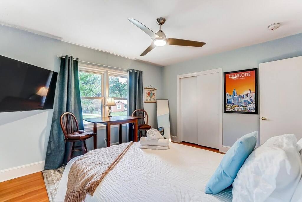 Poolside Bungalow With Fire Pit Fun And King Suite Charlotte Bagian luar foto