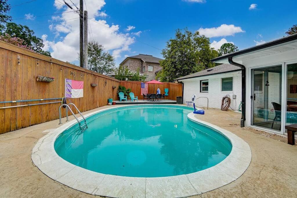 Poolside Bungalow With Fire Pit Fun And King Suite Charlotte Bagian luar foto