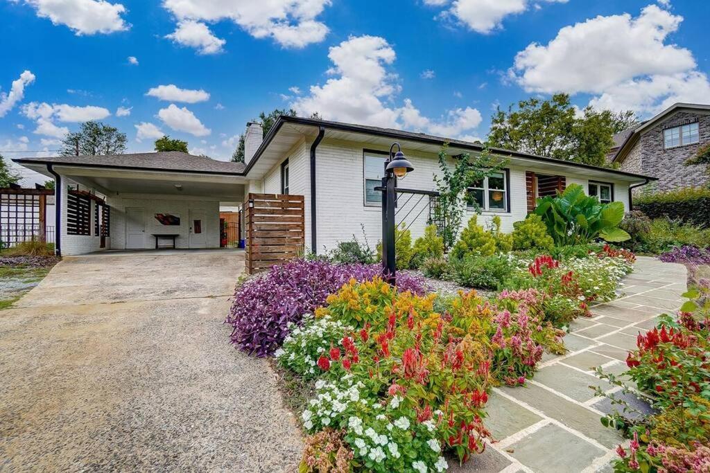 Poolside Bungalow With Fire Pit Fun And King Suite Charlotte Bagian luar foto