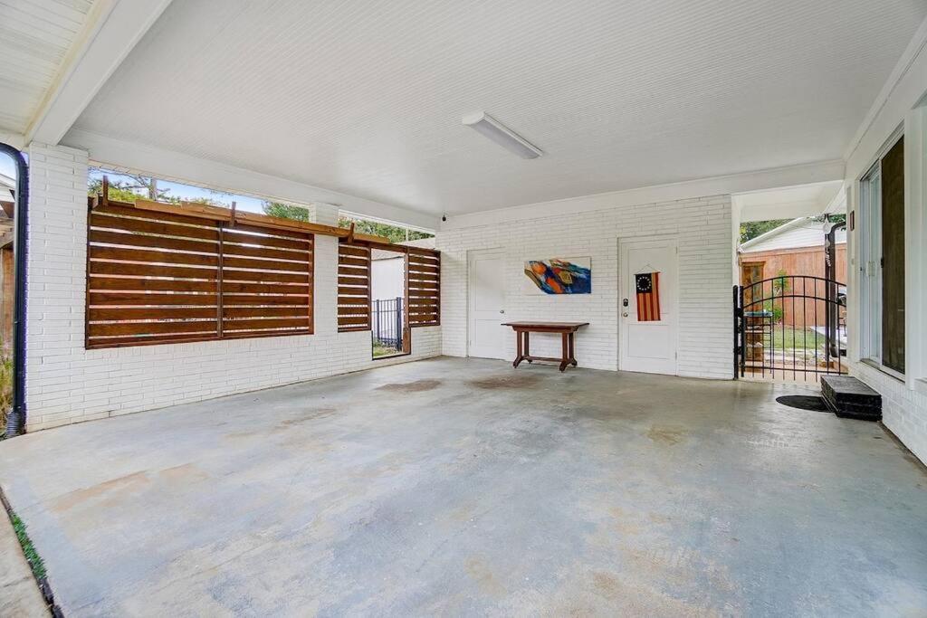 Poolside Bungalow With Fire Pit Fun And King Suite Charlotte Bagian luar foto