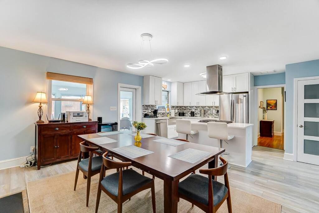 Poolside Bungalow With Fire Pit Fun And King Suite Charlotte Bagian luar foto
