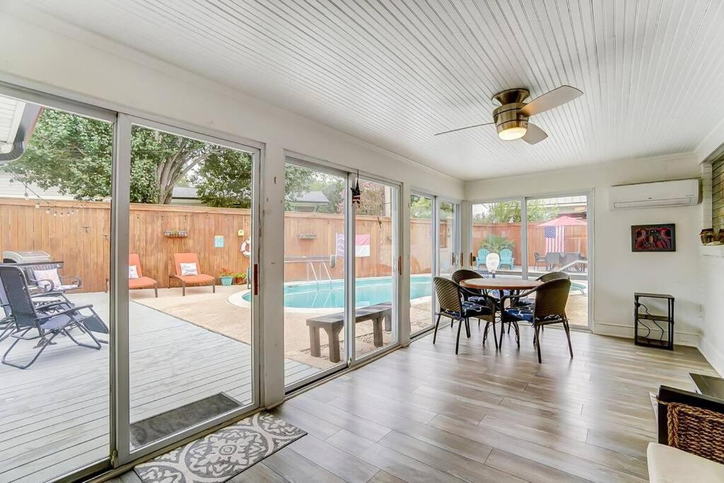 Poolside Bungalow With Fire Pit Fun And King Suite Charlotte Bagian luar foto