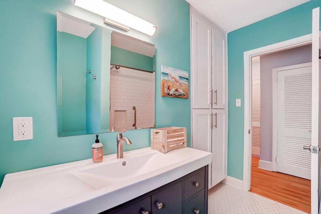 Poolside Bungalow With Fire Pit Fun And King Suite Charlotte Bagian luar foto