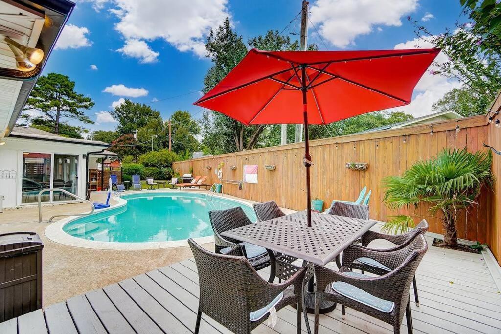 Poolside Bungalow With Fire Pit Fun And King Suite Charlotte Bagian luar foto